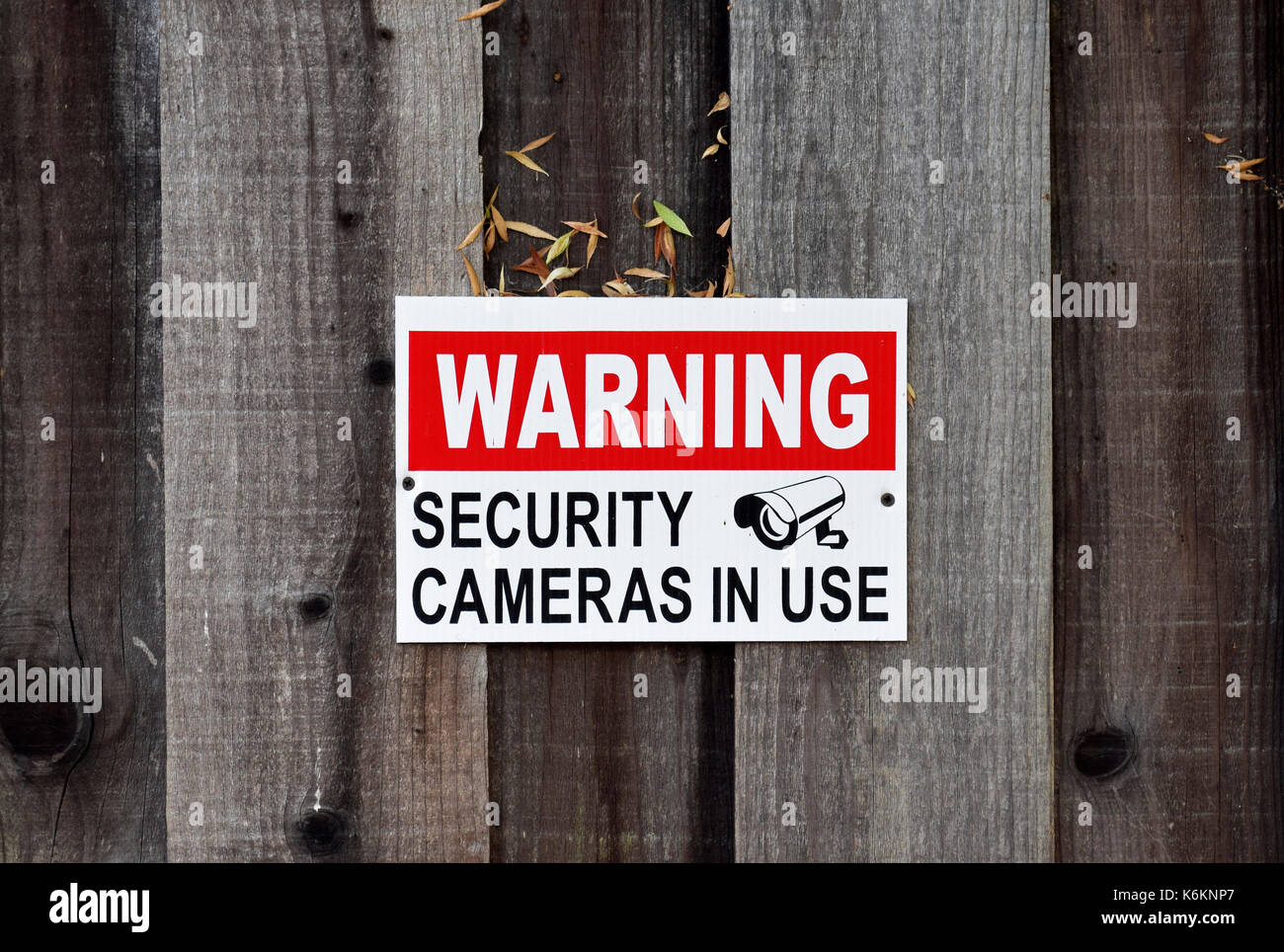 Attenzione una telecamera di sicurezza in uso firmare in un recinto. In California. Foto Stock