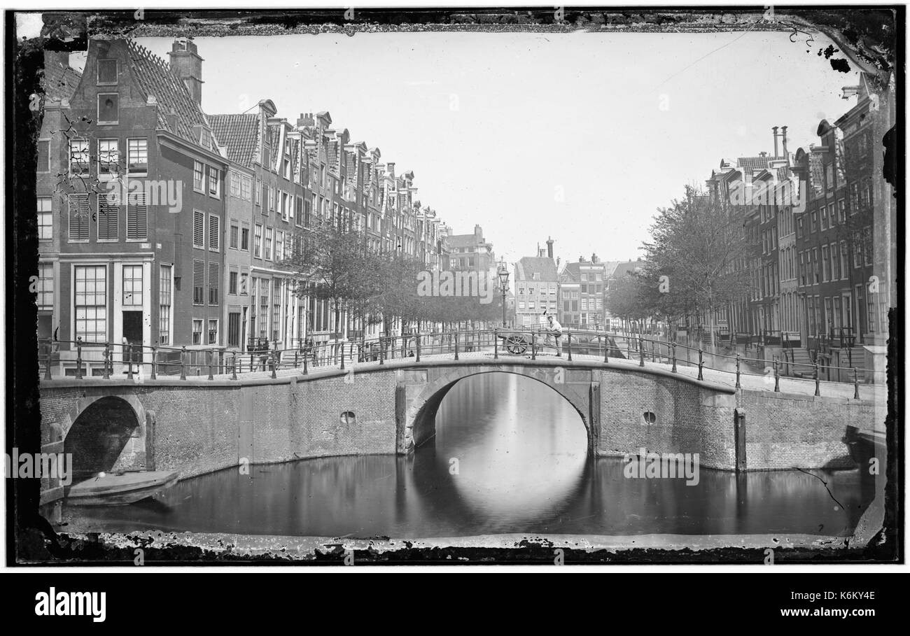 De Leidsegracht gezien in noordoostelijke richting Vanaf de Keizersgracht naar de Herengracht, incontrato links op de hoek Keizersgracht 419 Foto Stock