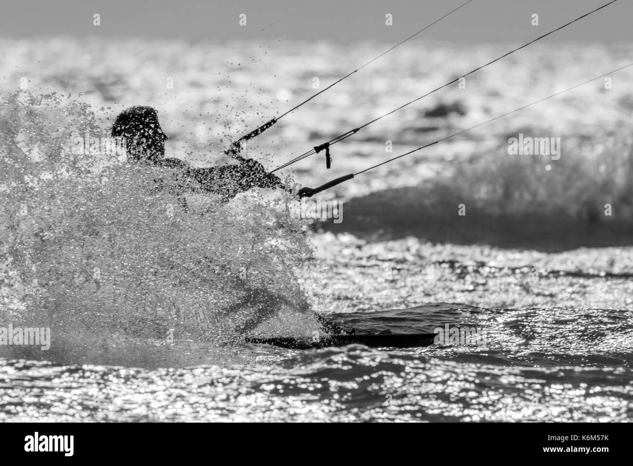Un kitesurfer spruzzi d'acqua, soft focus dof poco profondo Foto Stock