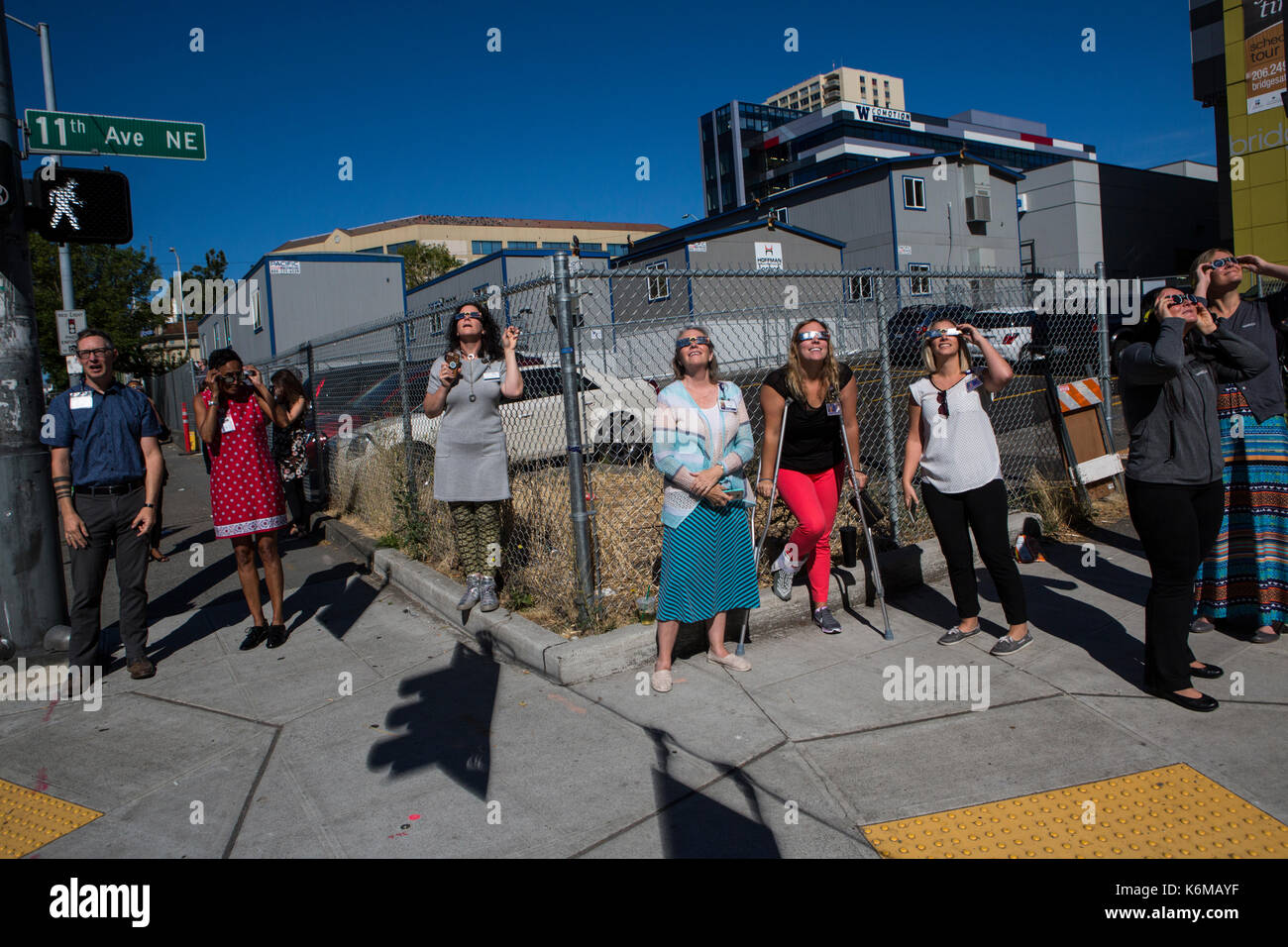 Le persone si radunano per le strade di Seattle, WA, Stati Uniti d'America per guardare le eclissi solare nel mese di agosto del 2017. Foto Stock