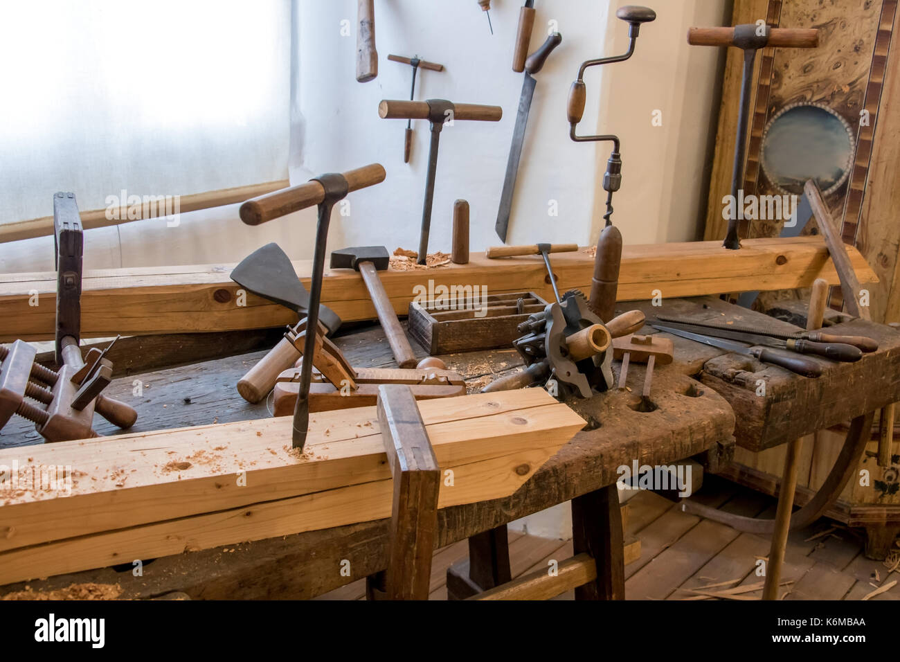 Il vecchio laboratorio di falegnameria con strumenti obsoleti utilizzati.  vintage macchine per la lavorazione del legno Utensili a mano di una antica  falegnameria Foto stock - Alamy