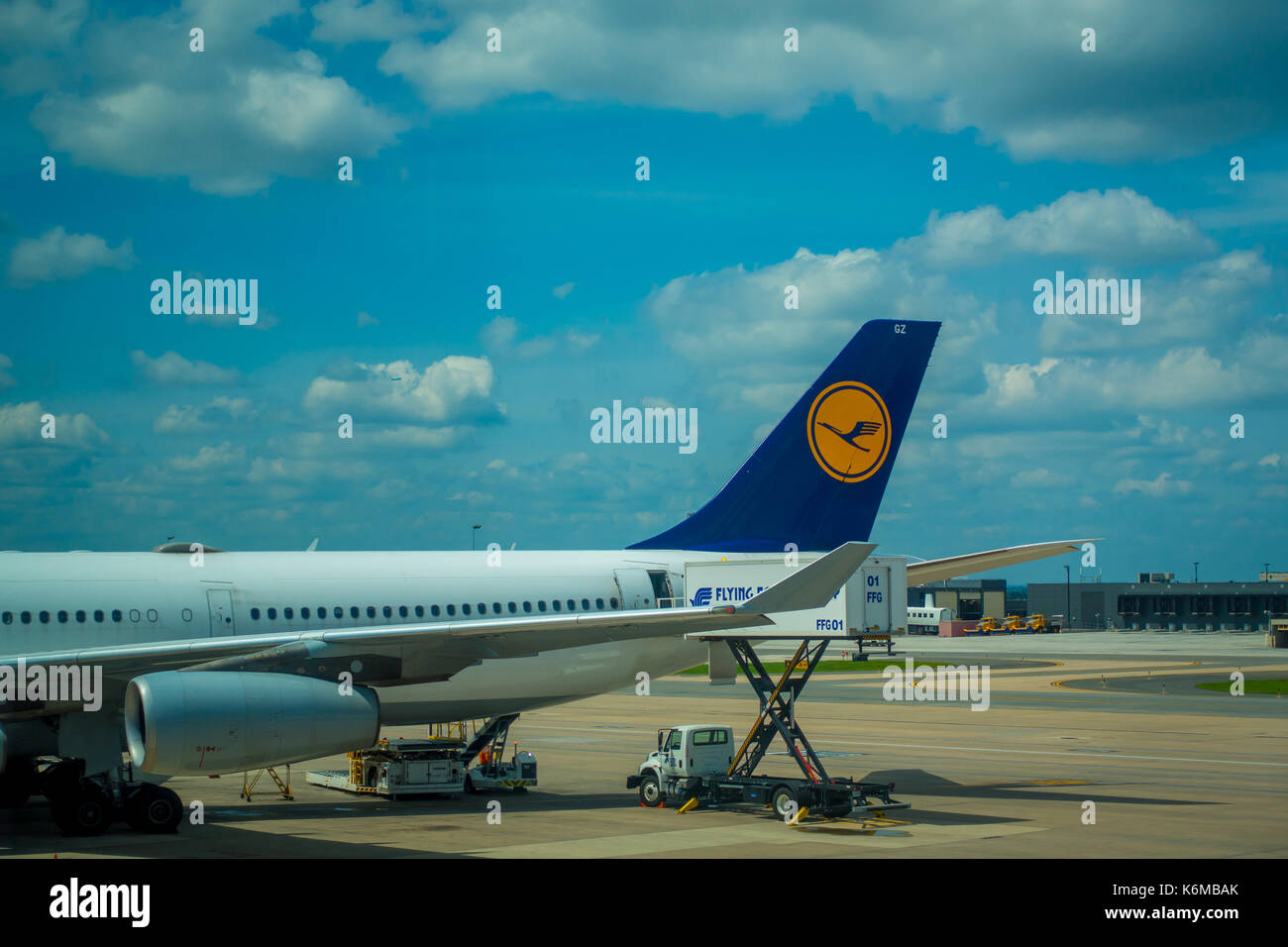 Washington, Stati Uniti d'America- agosto 21, 2017: il piano all'aeroporto in una bella giornata di wachington Foto Stock