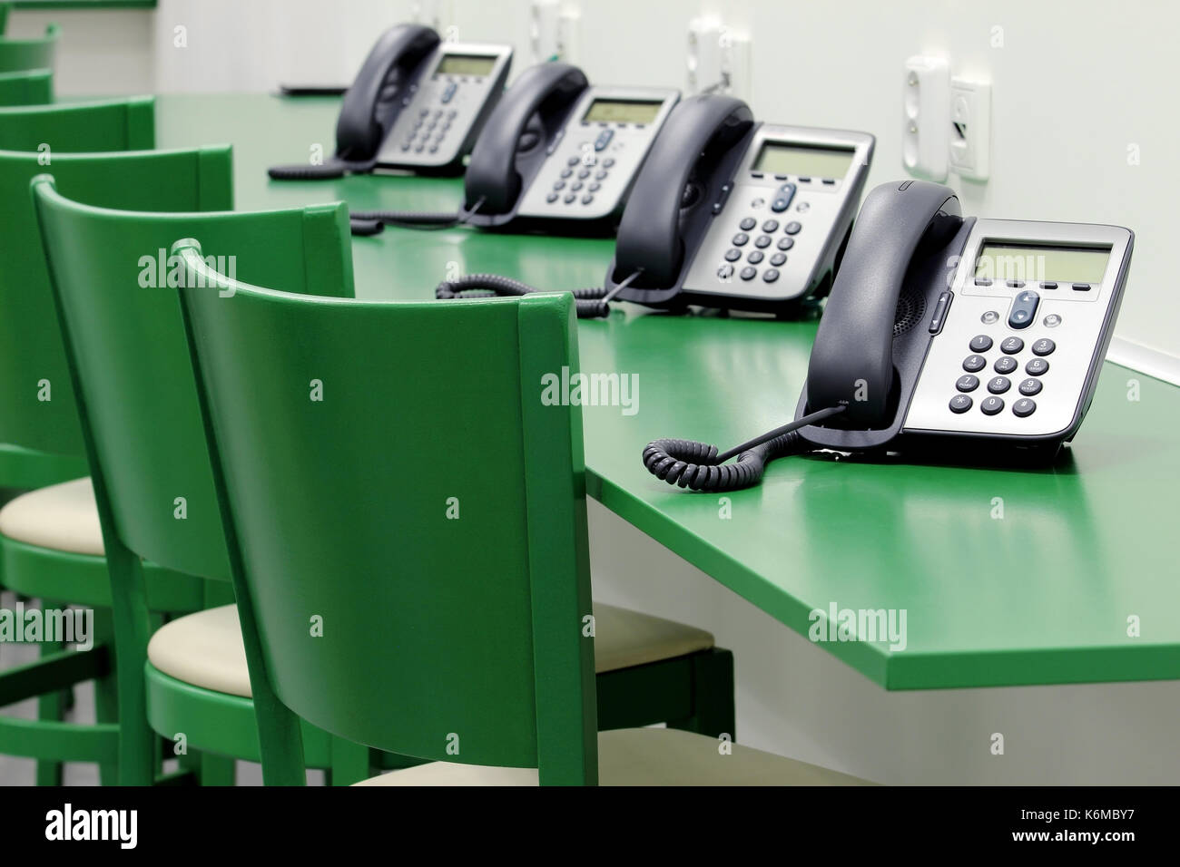 Dettaglio del verde call centrum con telefoni IP Foto Stock