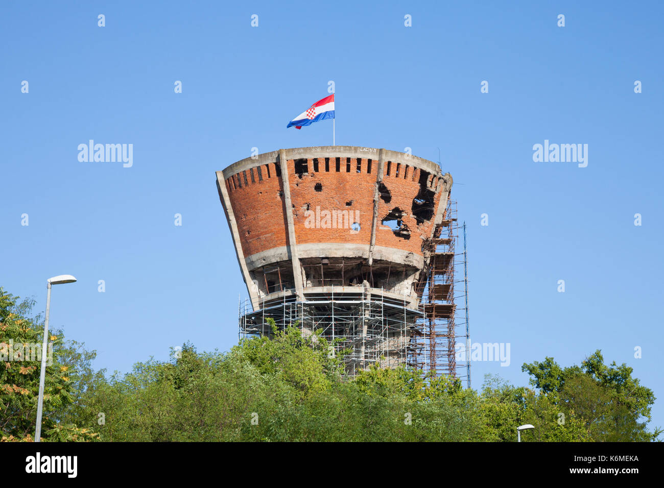Vukovar, Croazia - 25 agosto 2017: water tower da Vukovar, con bullet e fori di missile dal 1991-1995 conflitto che oppone il serbo di croa Foto Stock