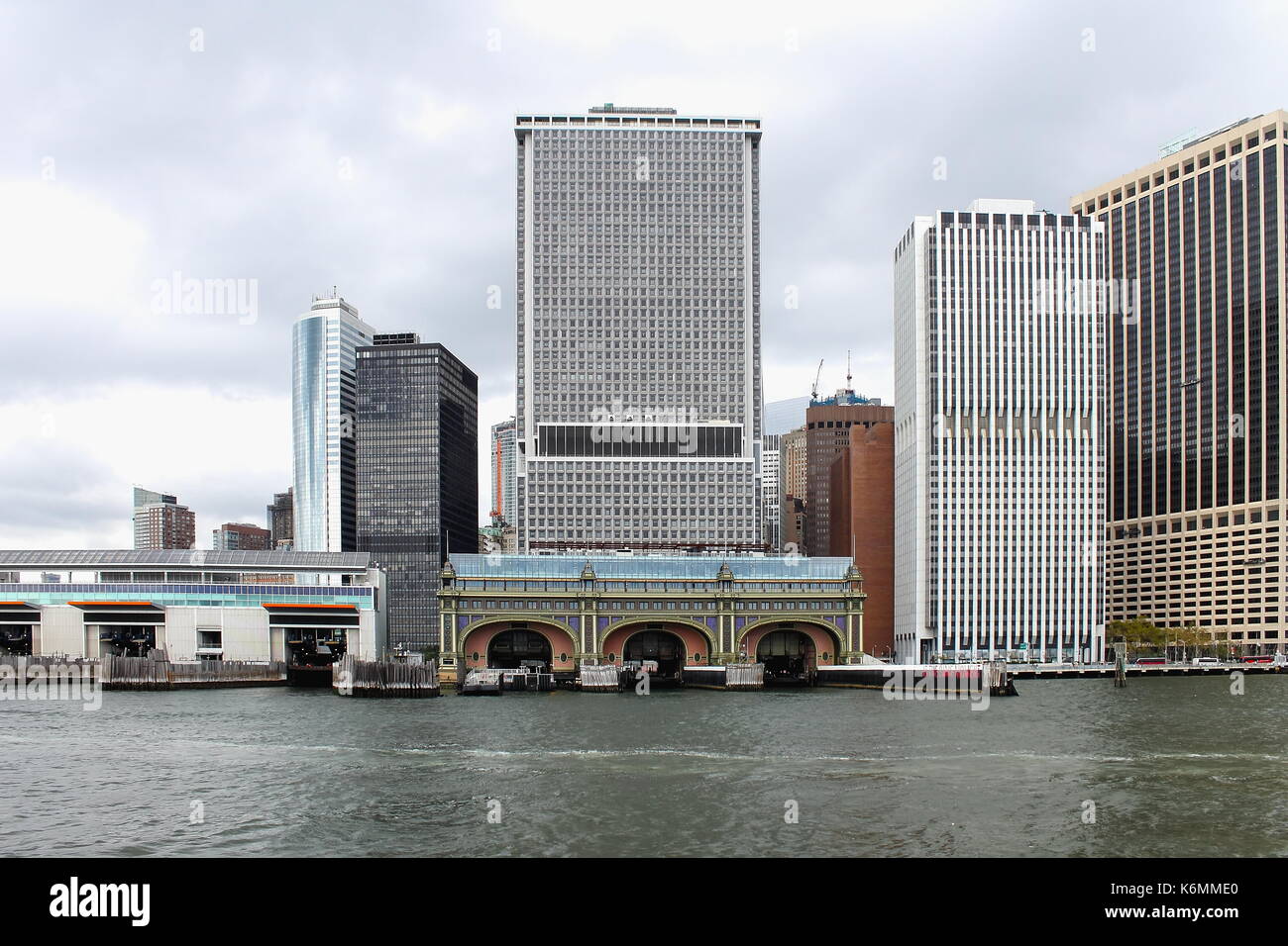 New york, Stati Uniti d'America - 28 September, 2016: cityscape vista di Manhattan inferiore compresa la staten island e Governor's Island Ferry Terminal (batteria marit Foto Stock