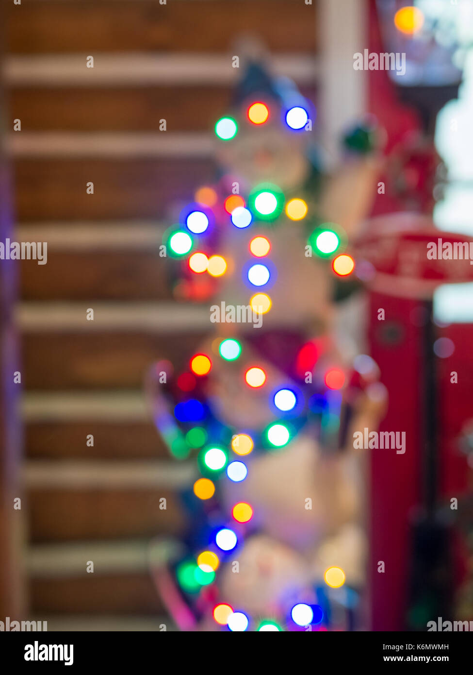 Pupazzi di neve illuminata come decorazione di Natale con Let it snow signage in bracebridge, Ontario Foto Stock