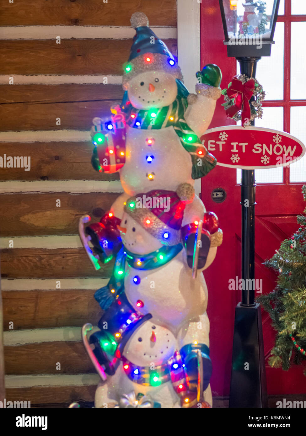 Pupazzi di neve illuminata come decorazione di Natale con Let it snow signage in bracebridge, Ontario Foto Stock