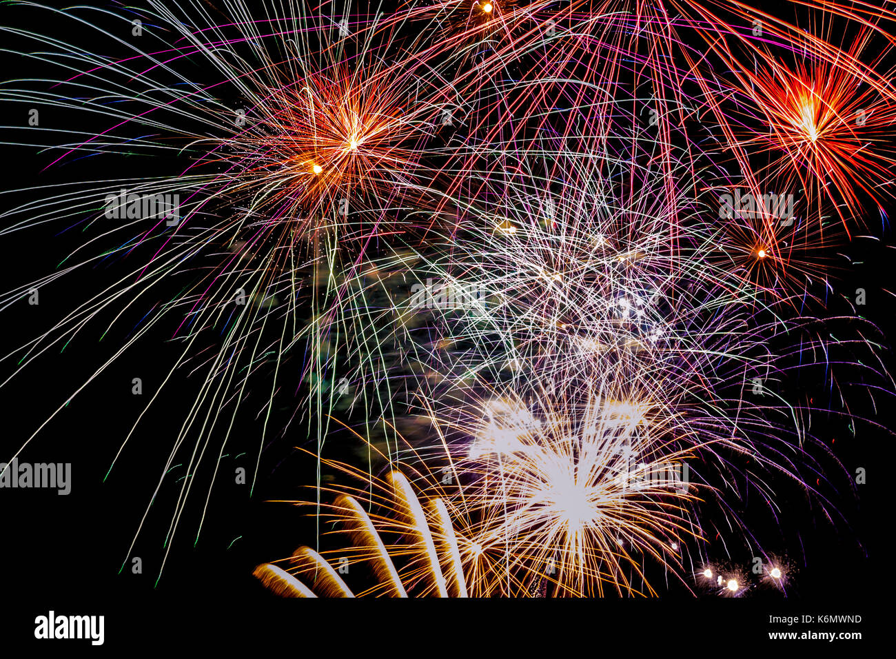Notte spettacolare con fuochi d'artificio colorati per celebrare l'arrivo del nuovo anno Foto Stock
