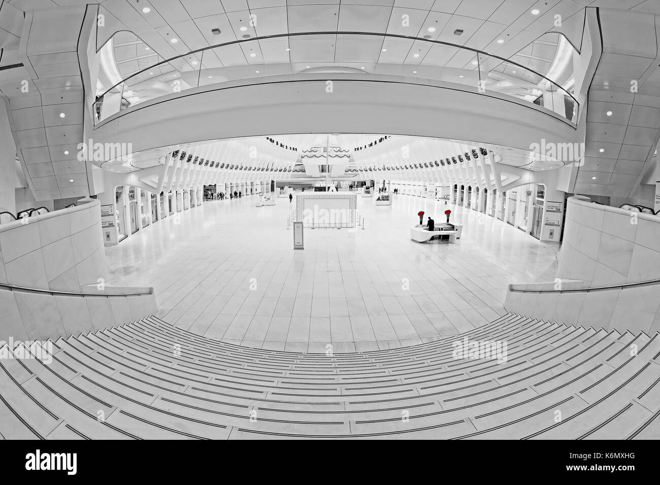 Occhio Transit Hub WTC Concierge- la cattedrale come pavilion al 4 World Trade Center di Manhattan a New York City. Questo arioso, bianco e peac Foto Stock Occhio Transit Hub WTC Concierge- la cattedrale come pavilion al 4 World Trade Center di Manhattan a New York City. Questo arioso, bianco e peac Foto Stock