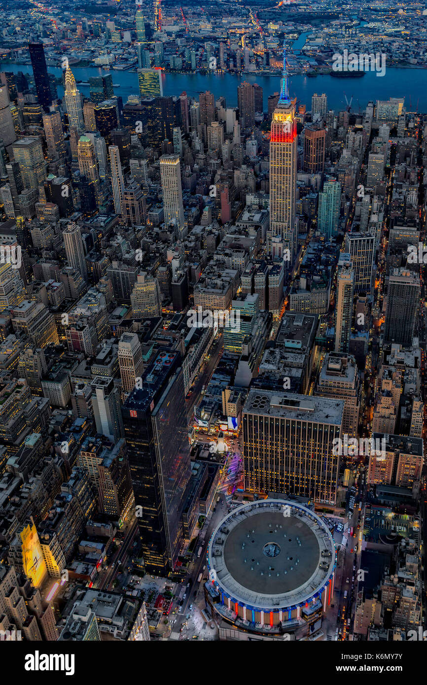 NYC Rosso Bianco e blu - Vista aerea dell'Empire State Building (ESB) e il Madison Square Garden (MSG) illuminato in rosso bianco e blu nella commemorazione Foto Stock