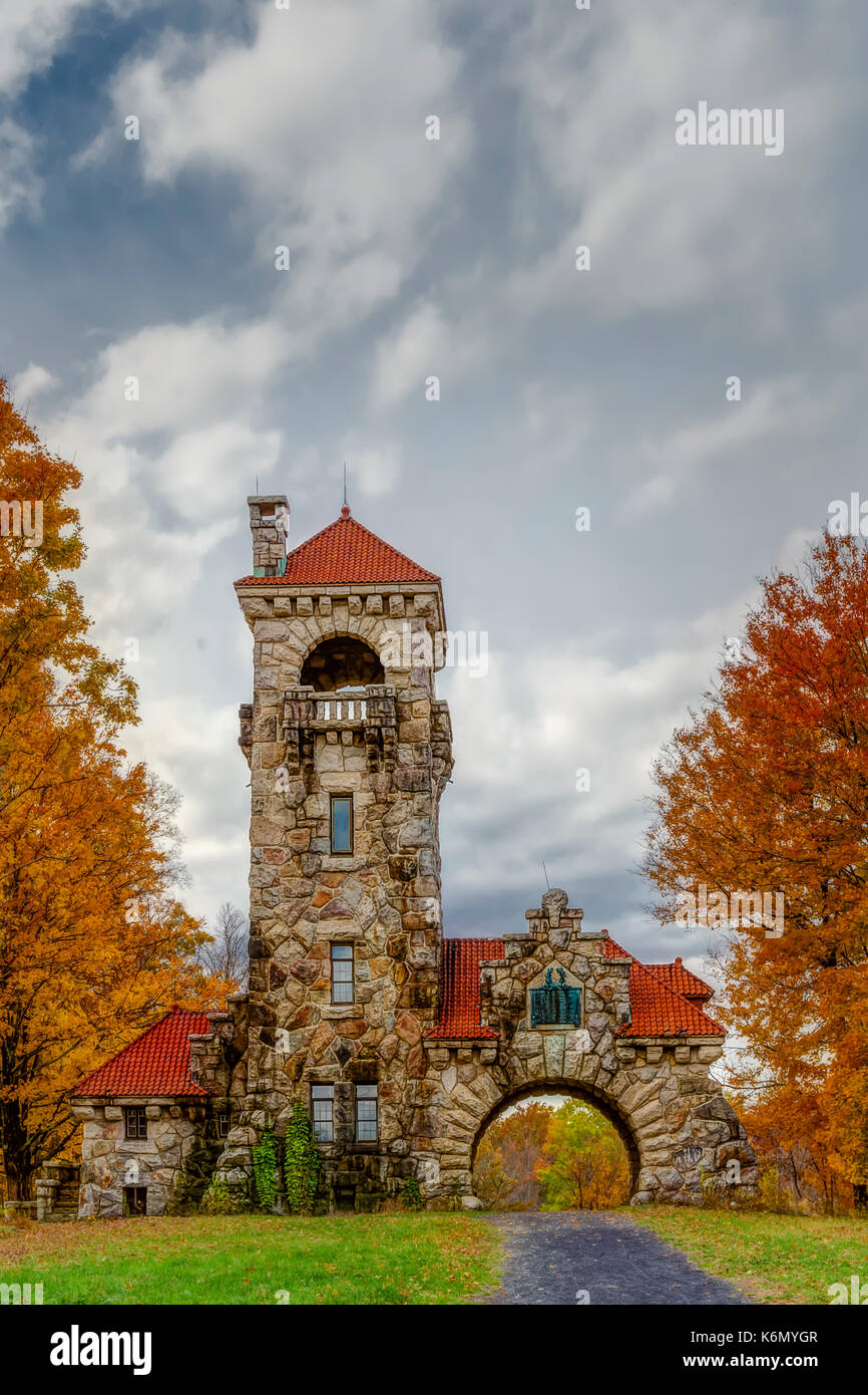 Mohonk preservare Gatehouse II- circondata dalle calde e colori luminosi di caduta delle foglie che rendono questa area di New Paltz, New York una corsa popolare de Foto Stock