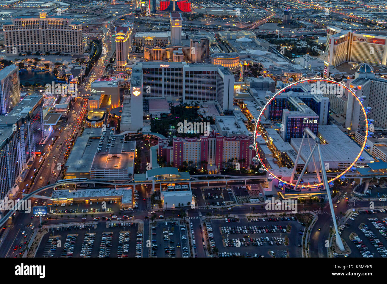 Las Vegas Strip Antenna - Vista aerea dell'alta rullo ruota panoramica Ferris e il Las Vegas Strip in Paradise, Nevada. Il rullo di alta è attualmente la più grande ruota panoramica del mondo. Foto Stock