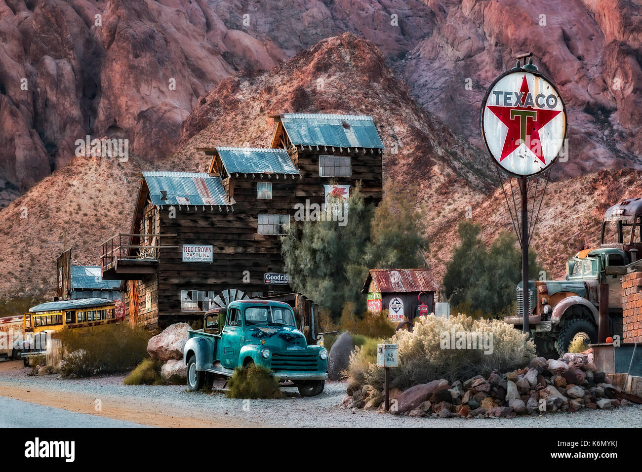 Vintage Texaco Gas Station - Ghost Town vintage Texaco stazione di benzina lungo con un di legno inn e il vecchio arrugginito auto, camion e autobus. Disponibile in versione a colori così come in una stampa in bianco e nero. Per visualizzare ulteriori immagini per favore: visita http://susan-candelario.com/ Foto Stock