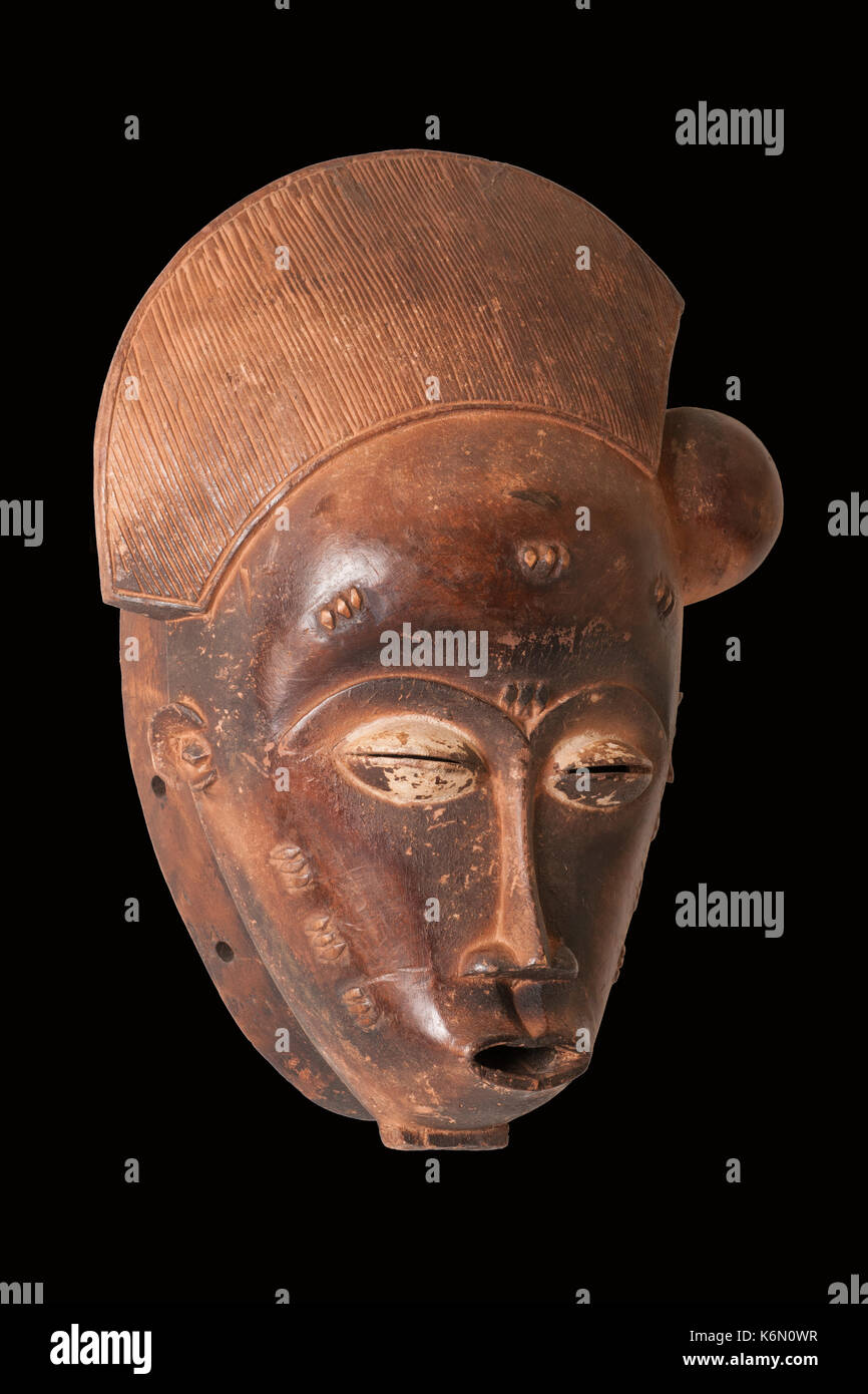 Dettaglio della mascherina africana scolpita in legno. Foto Stock