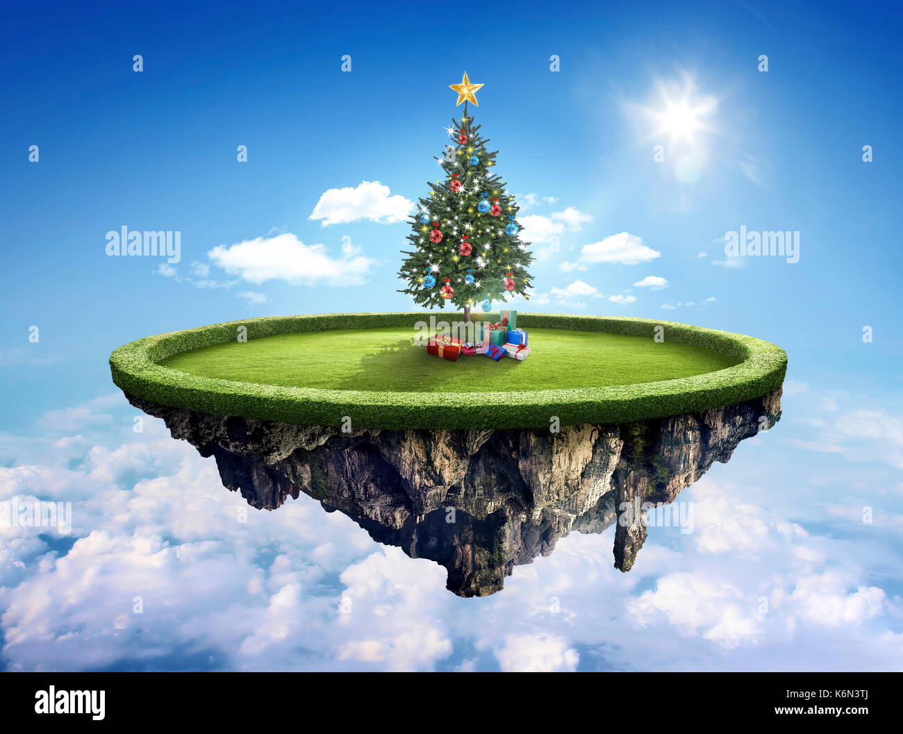 Bellissimo albero di Natale decorato con le caselle presenti nella splendida isola galleggiante Foto Stock
