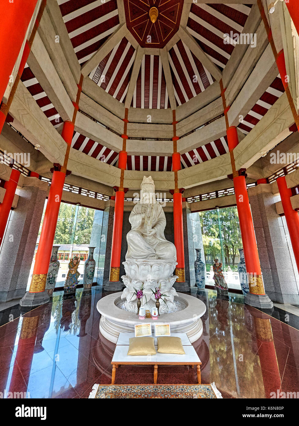 Figura di divinità cinese. Guanyin. Pagoda cinese. interno del tempio, soffitto ornato, romanticismo dei tre Regni. Centro culturale. Pattaya Thailandia. Asia Foto Stock