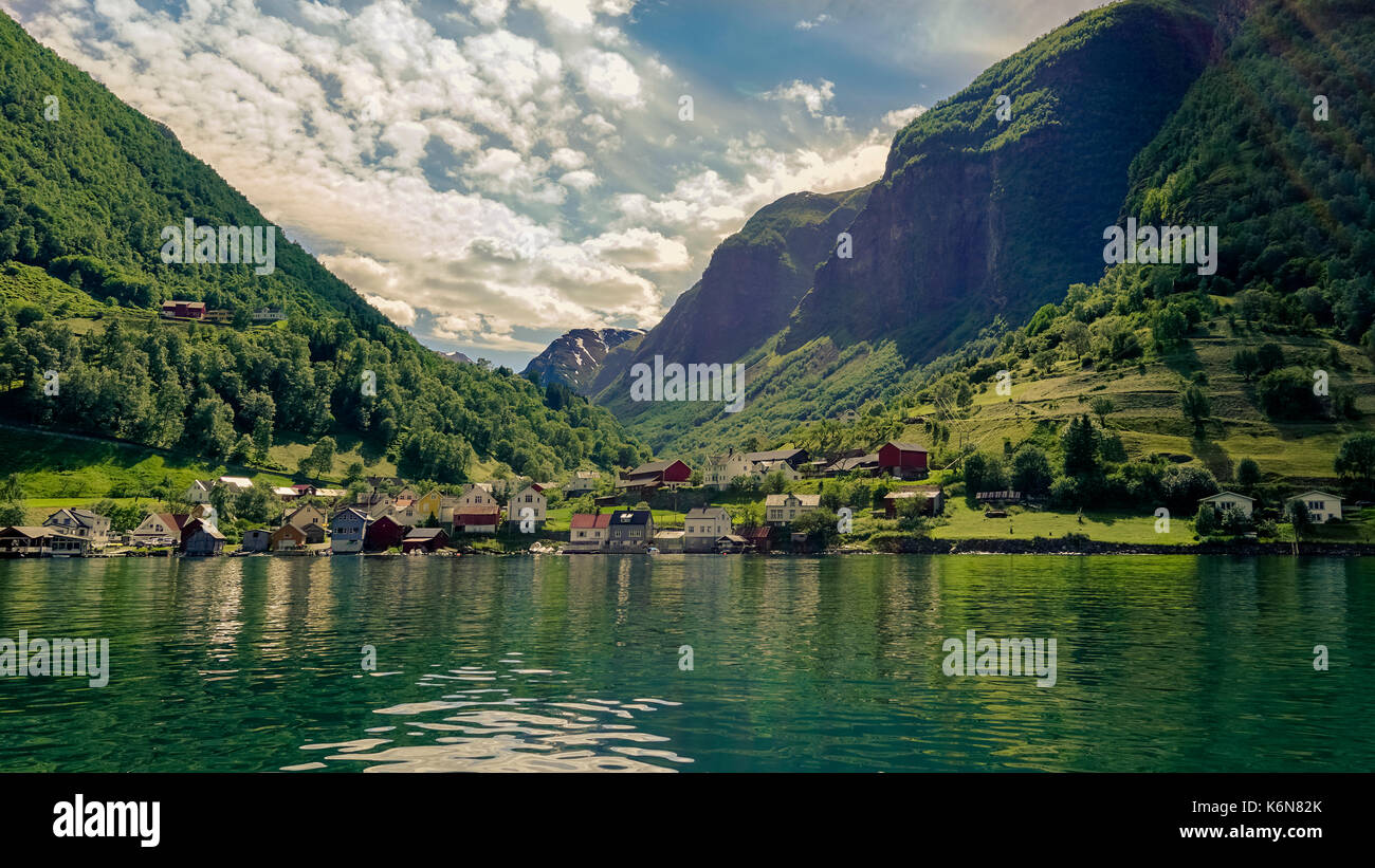 Bella fotografia di una piccola comunità prese nei Fiordi Norvegia mentre in crociera il Naerøyfjord. Foto Stock