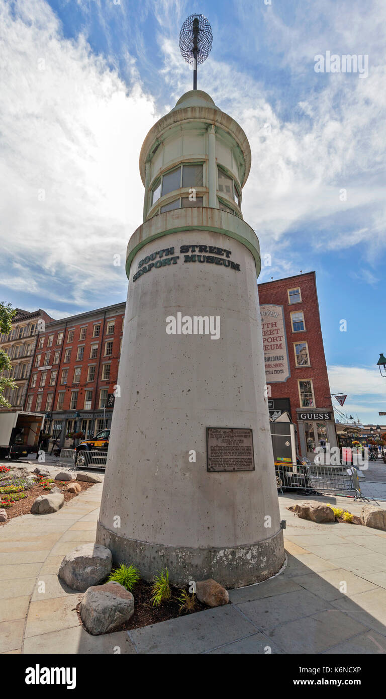 Il Titanic Memorial faro dal South Street Seaport in Lower Manhattan, New  York Foto stock - Alamy