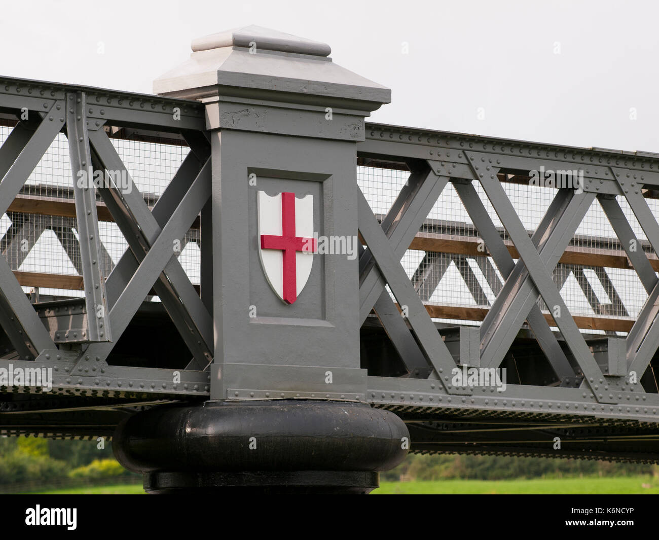 St George cross su un ponte pedonale che attraversa il fiume Taw in barnstaple, devon Foto Stock