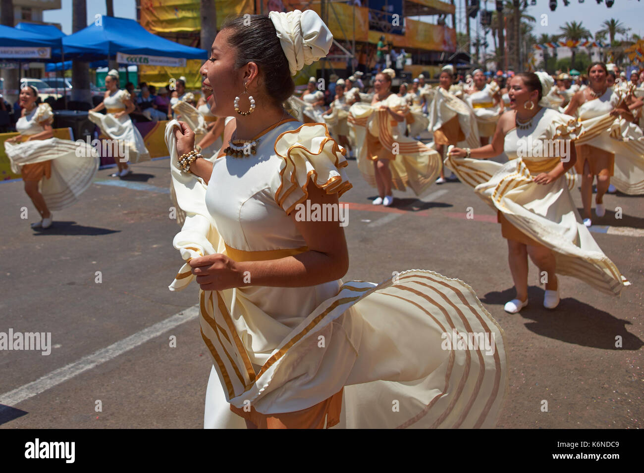 Gruppo di ballerini dell Africa la discesa (Afrodescendiente) eseguire l'annuale Carnaval Andino con la Fuerza del Sol a Arica, Cile. Foto Stock