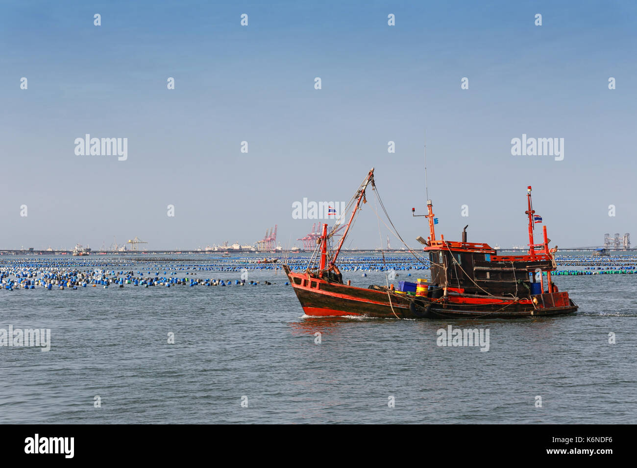 Thai trawler barca da pesca in mare,concetto di strumento di cattura acquatiche. Foto Stock