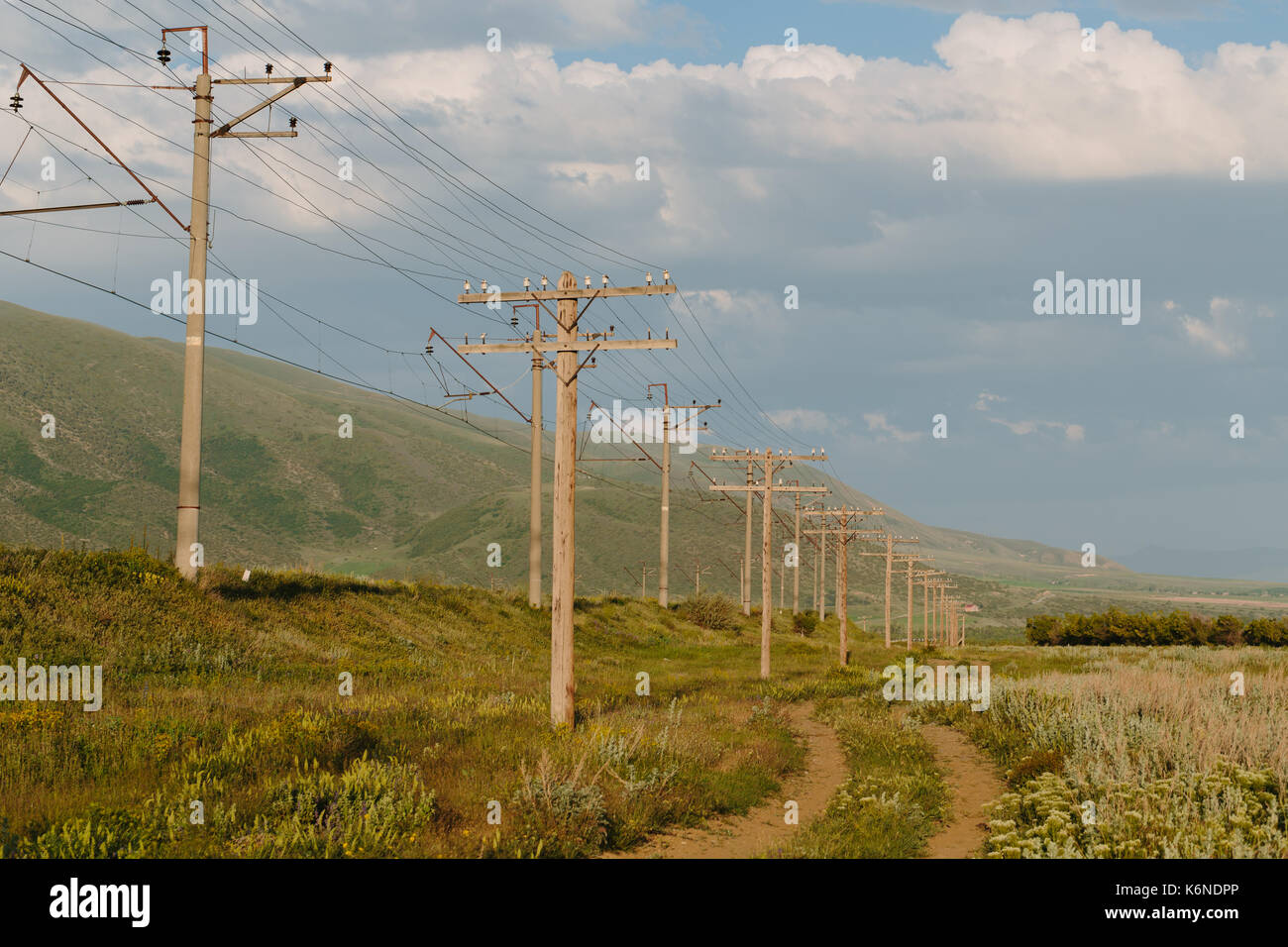 Poli elettrici nella bellissima valle di Armeno Foto Stock
