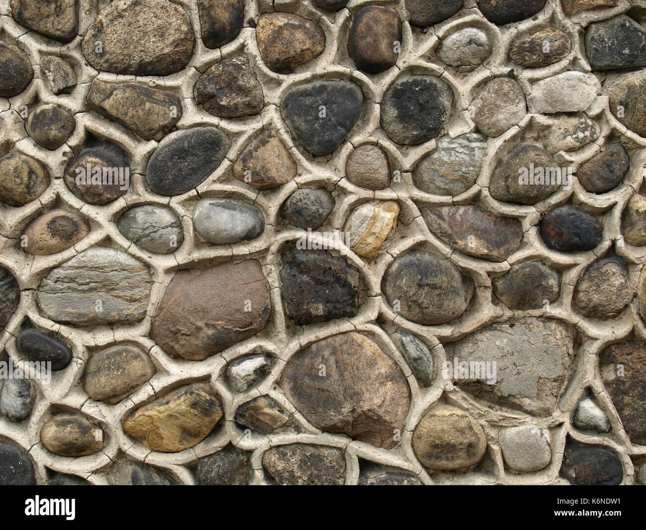 Muro di pietra naturale in muratura, casa; la vita; multi; pattern; zona residenziale; riga; la scena; semplicità; solide; pietra-lavoro; scalpellino; pietre; stonewall; Foto Stock