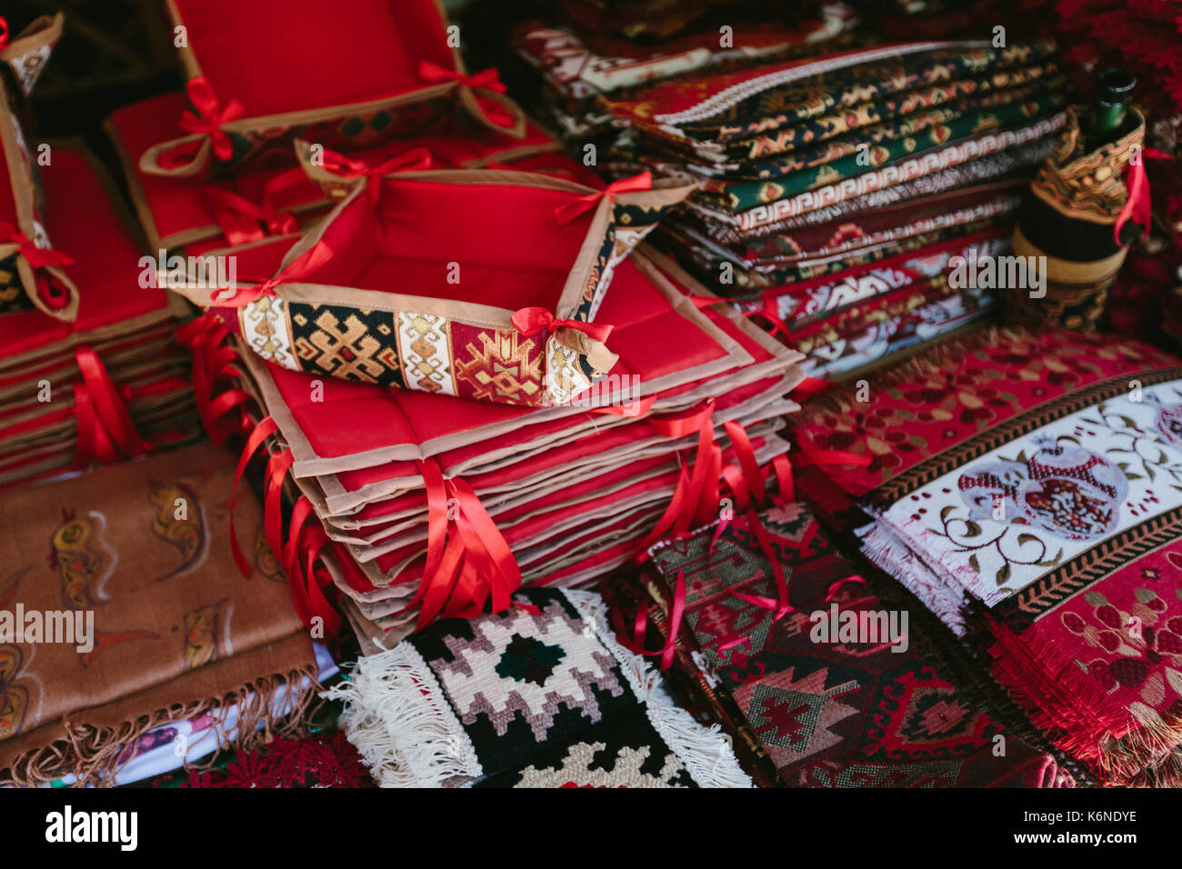 Tessuti di mercato delle pulci vernissage Yerevan, Armenia Foto stock -  Alamy