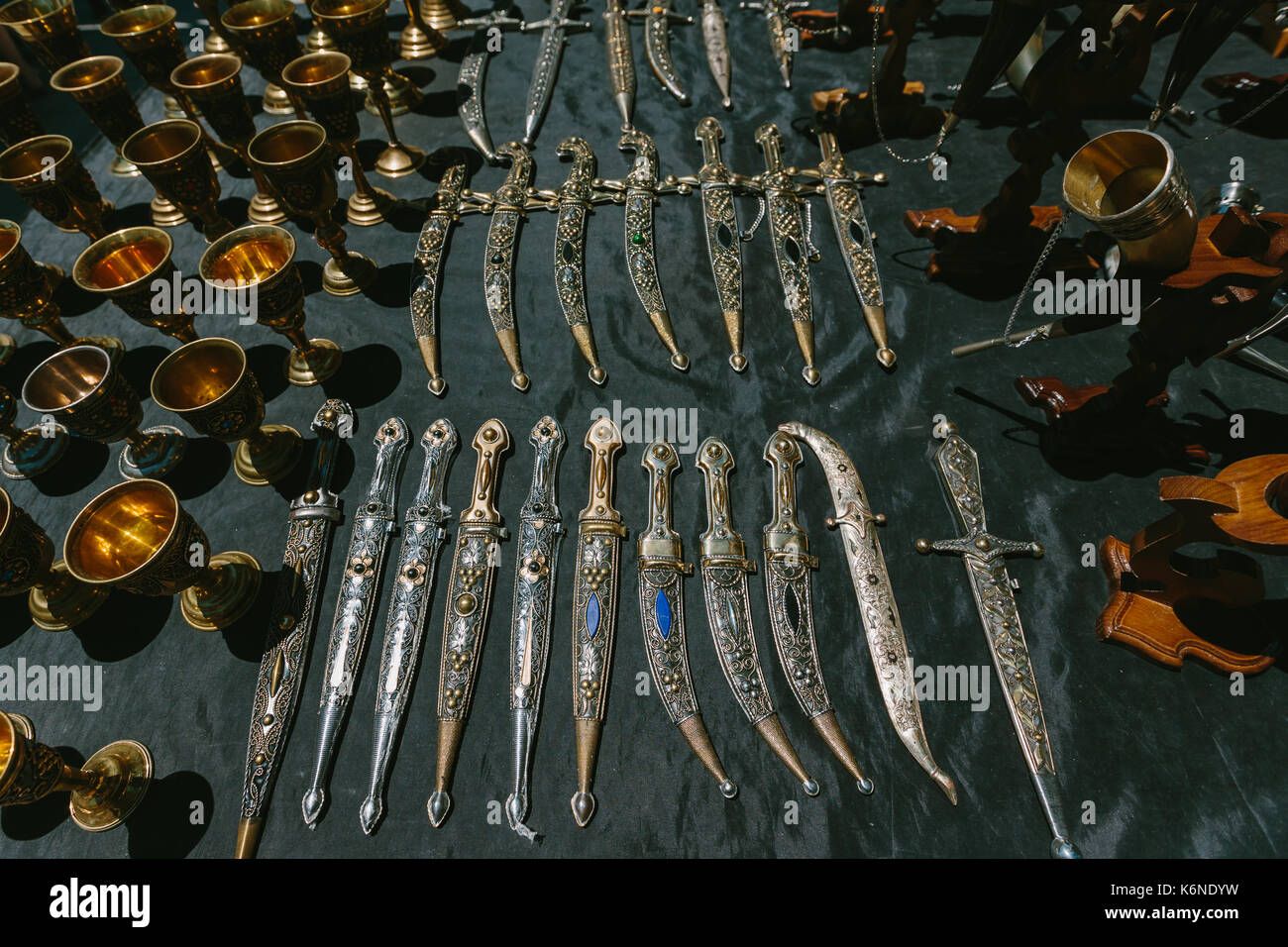 Pugnali decorate con gioielli. mercato delle pulci vernissage Yerevan, Armenia Foto Stock