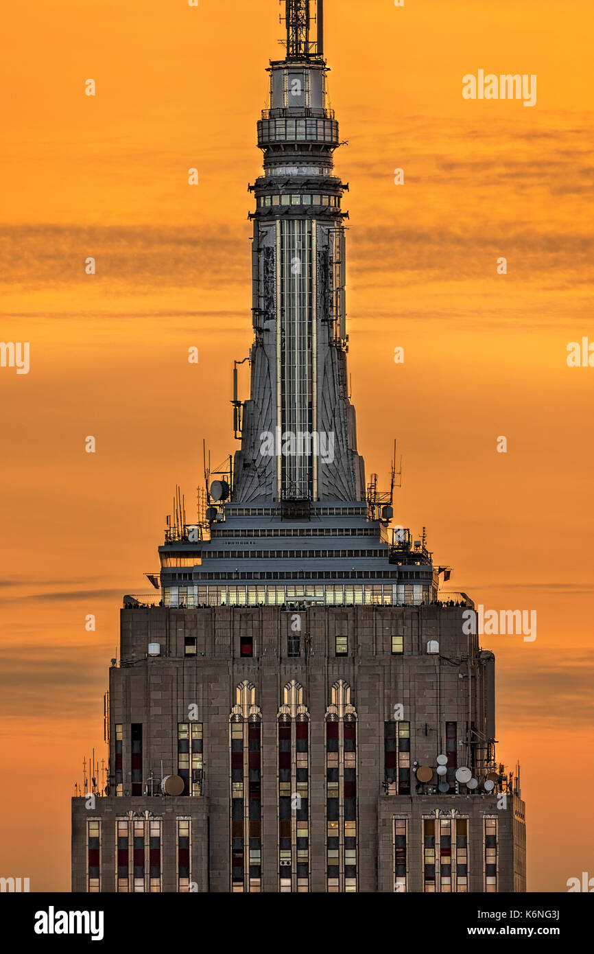 Empire State Building ESB Broadcasting NYC - chiudere la vista sulla cima dell'Empire State Building ESB e antenna in midtown Manhattan a New York City. Foto Stock