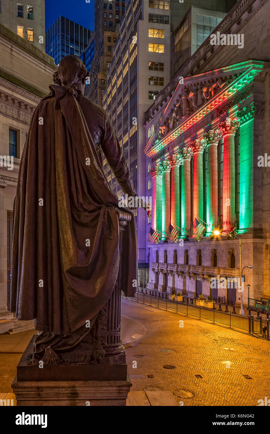 La città di New York Stock Exchange Wall Street NYSE Xmas - Wall Street nel quartiere finanziario nella parte inferiore di Manhattan a New York. La facciata viene illuminata in Foto Stock