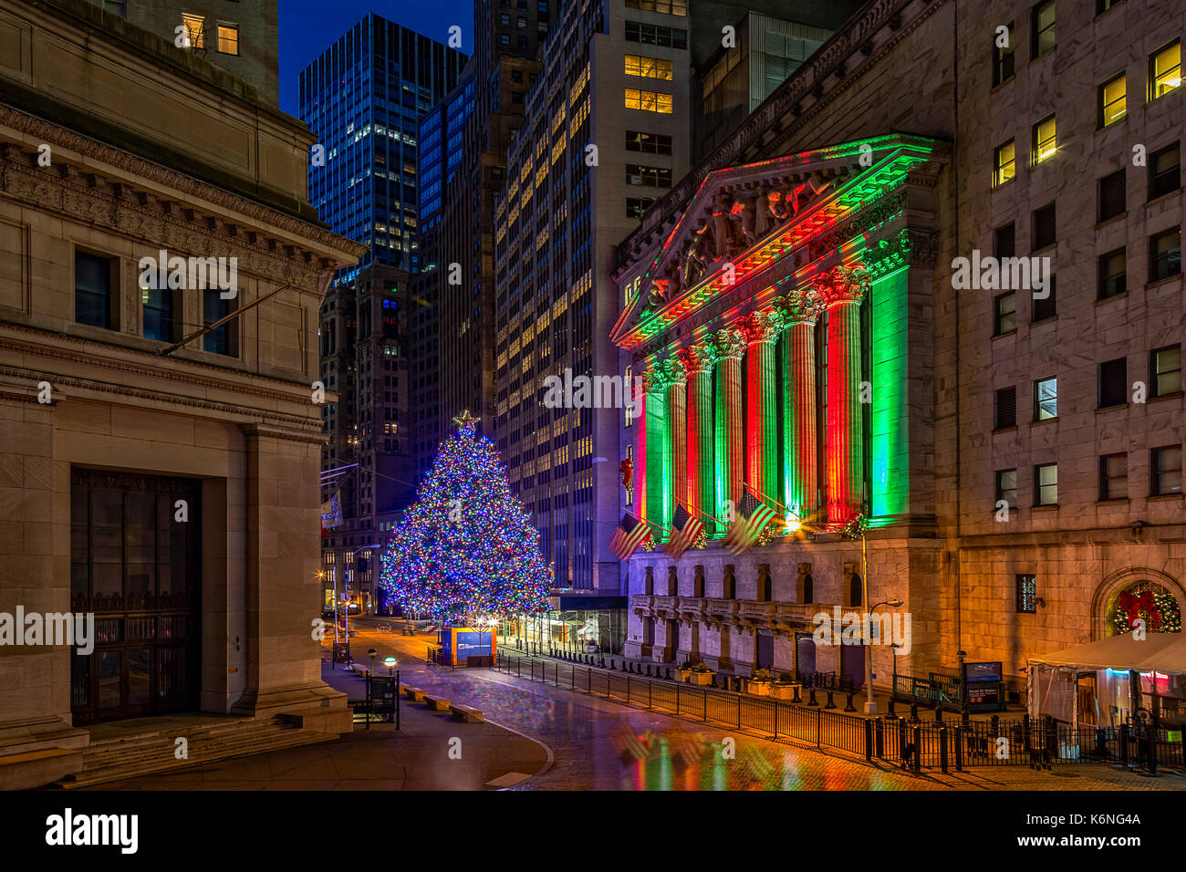 La città di New York Stock Exchange Wall Street NYSE Xmas - Wall Street nel quartiere finanziario nella parte inferiore di Manhattan a New York con i suoi 93annuale di Natale tr Foto Stock