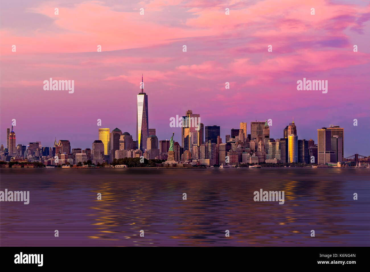 La città di New York New York - Punti di riferimento sullo skyline di New York da Midtown Manhattan inferiore. Tra i molti visto è accesa Empire State Building (E Foto Stock