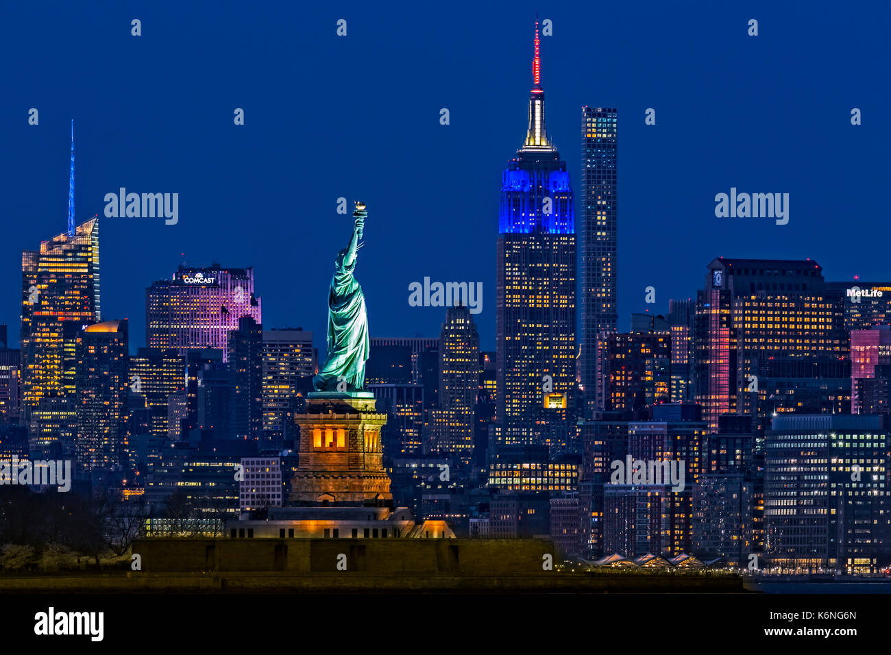 Empire State e la Statua della Libertà II - Gli illuminati midtown skyline di Manhattan con l' Empire State Building (ESB) illuminato. Si vede anche la statua Foto Stock