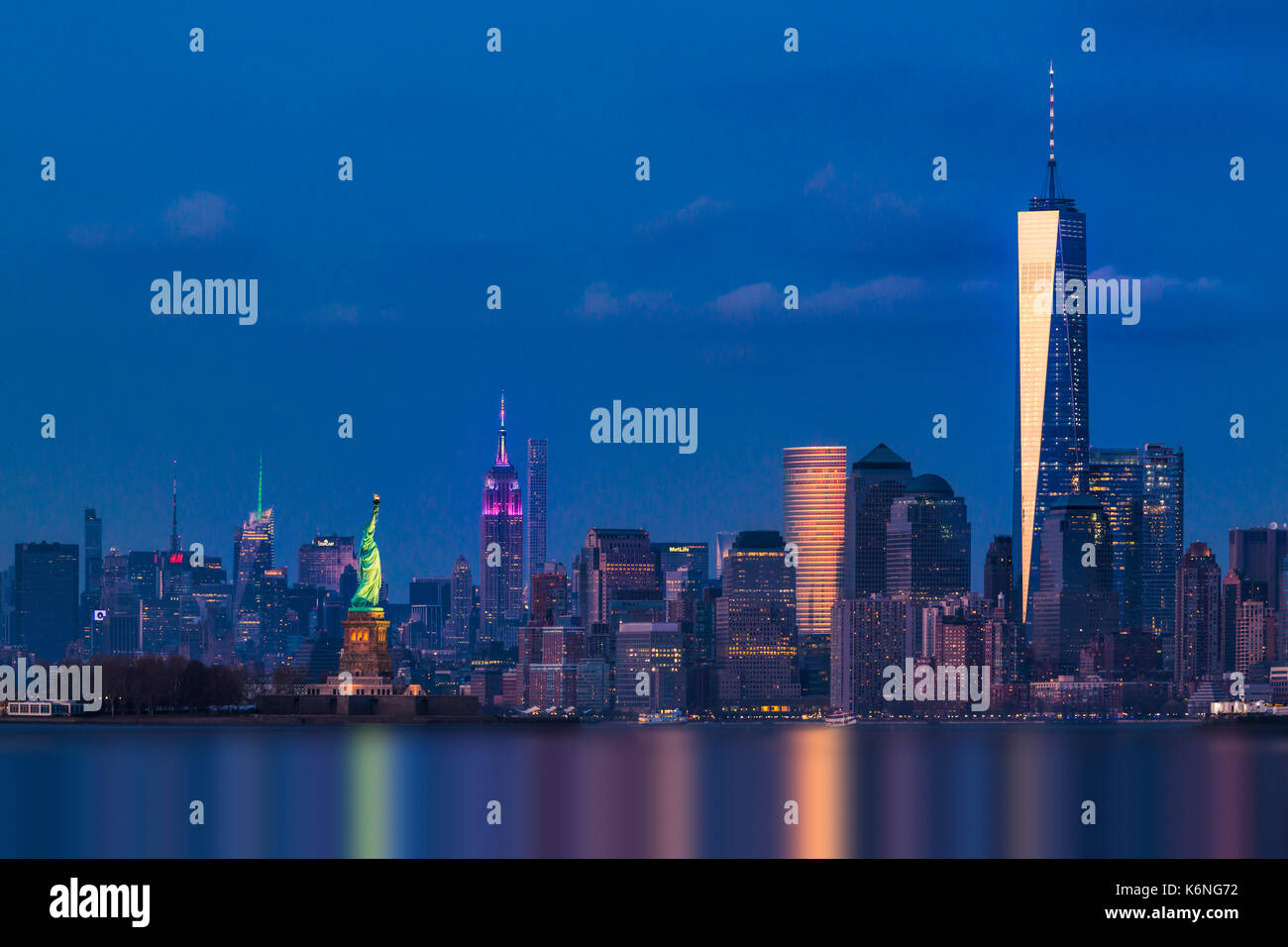 New York City icone - Gli illuminati midtown skyline di Manhattan con l' Empire State Building (ESB) illuminato in colori pastello in onore della Pasqua Ho Foto Stock
