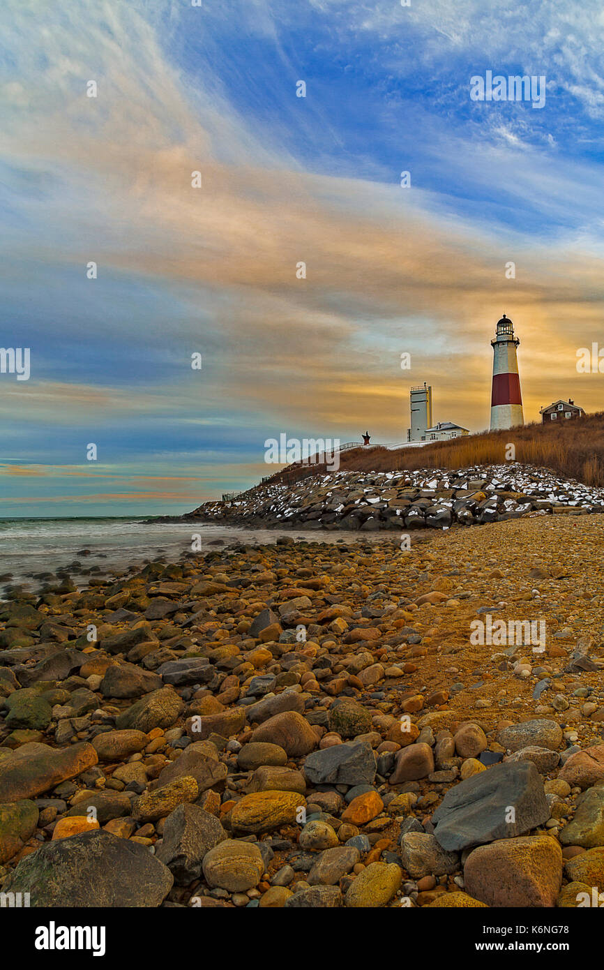 Montauk Point Lighthouse - ultima luce a Montauk Point luce. Situato nel punto più orientale di Long Island e il più antico faro nello stato di New York nella città di East Hampton nella contea di Suffolk. Disponibile in versione a colori così come in una stampa in bianco e nero. Per visualizzare ulteriori immagini dal mio New York faro si prega di serie: visita http://susan-candelario.com/ Foto Stock