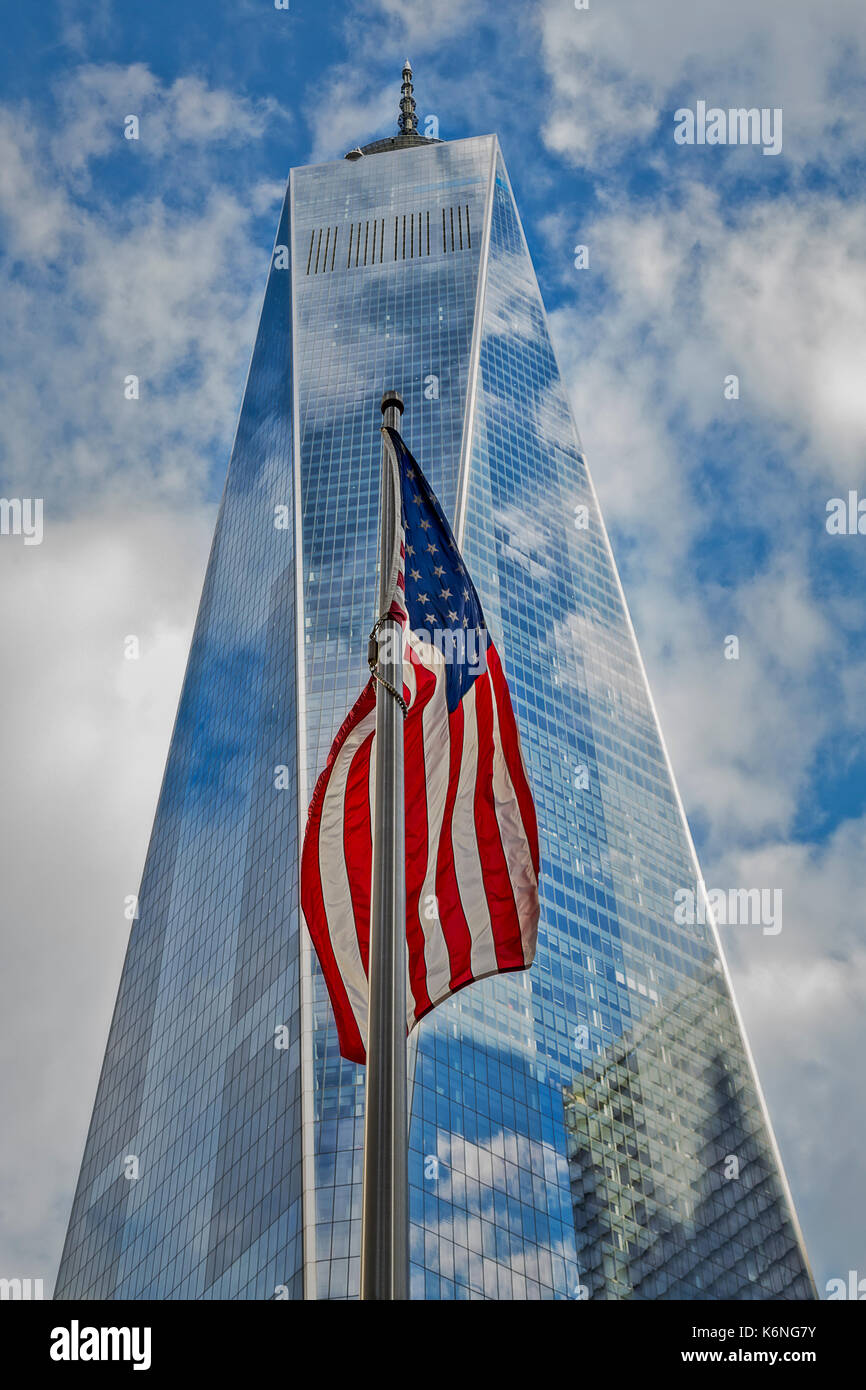 Bandiera americana al World Trade Center WTC - Gli Stati Uniti d'America bandiera oscilla nel vento con la Freedom Tower in background. I cieli blu Foto Stock