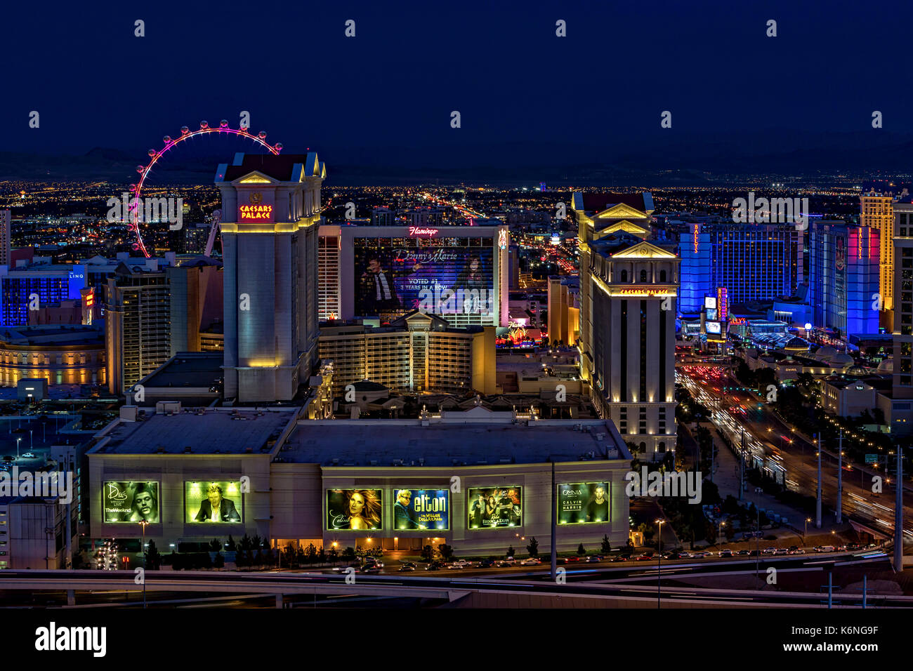 Las Vegas Vista aerea - Sera vista aerea dell'illuminato e colorato Las Vegas Nevada hotel e casinò skyline. Foto Stock