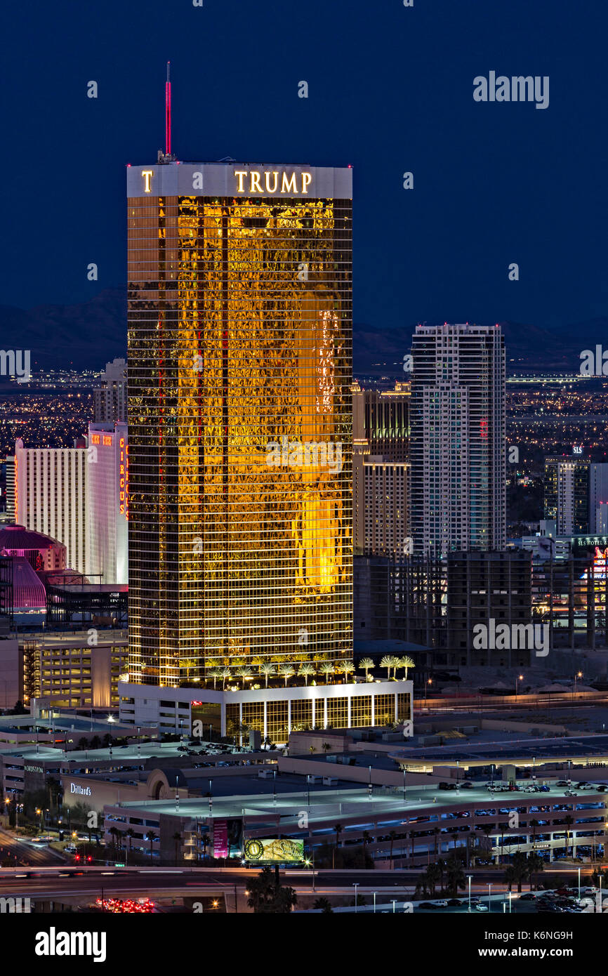 Trump International Hotel Las Vegas - vista aerea del Trump Hotel con una luce calda dal sole al tramonto contro il cielo blu durante il crepuscolo. È Foto Stock