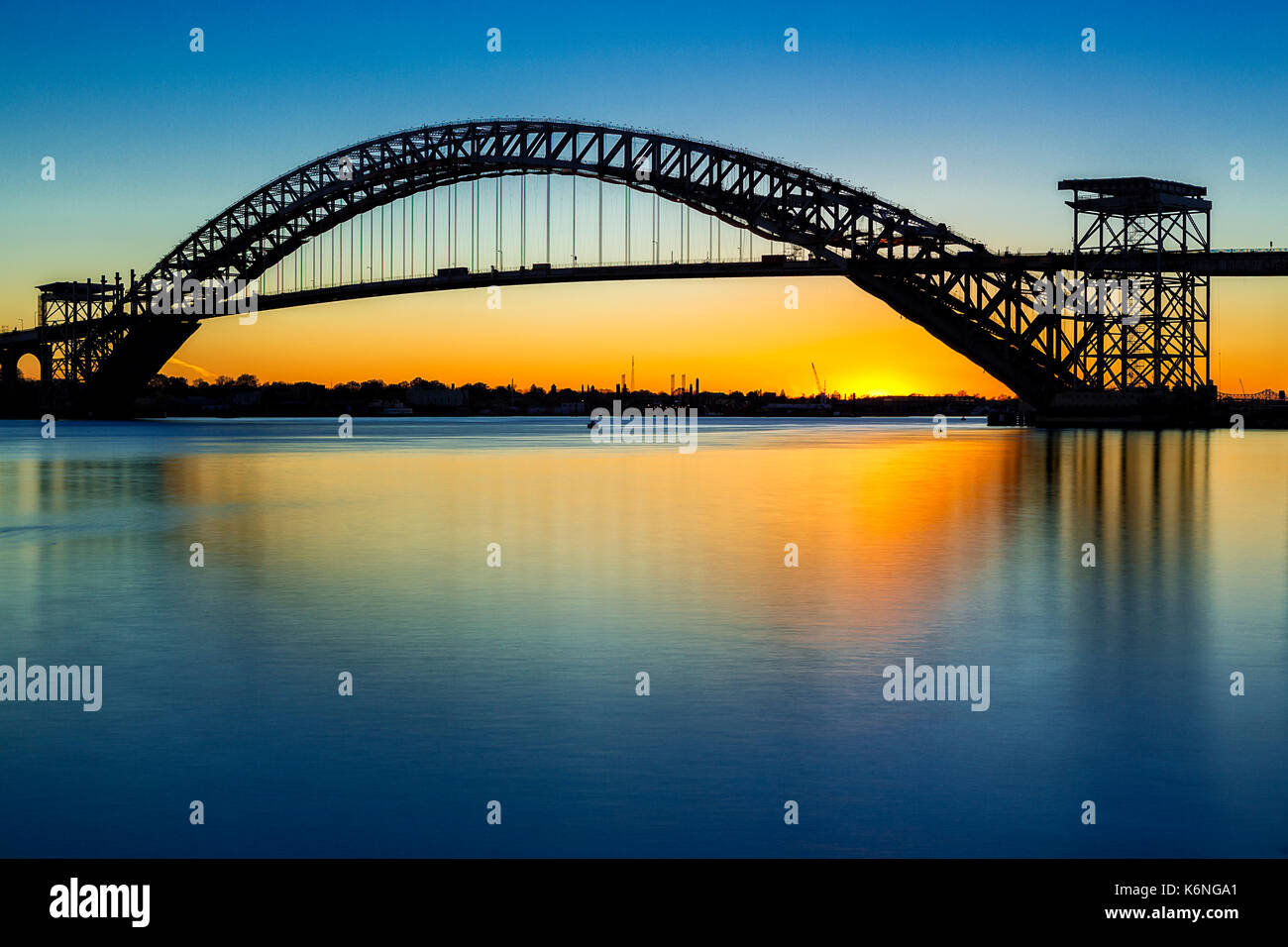 Bayonne Bridge ultima luce - Bayonne Bridge è il quinto più lungo arco in acciaio ponte del mondo ed è stato il più lungo del mondo al momento dell'it Foto Stock