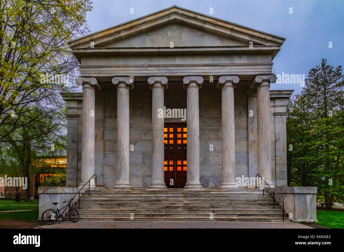 Whig Hall Princeton University - Una vista al illuminato iconico stile tempio greco Whig Hall durante le ore di colore blu di twil Foto Stock