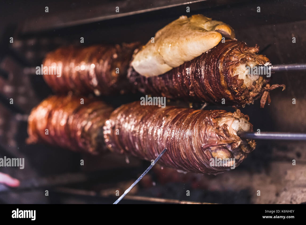 Barbecue di intestino di agnello per kokorech turca in un ristorante a Istanbul. Asian tradizionale cibo di strada Foto Stock