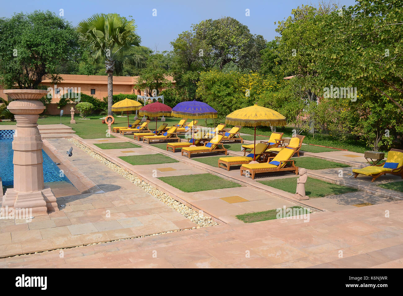 Jaipur, India - 2 novembre 2015: area piscina al oberoi rajvilas. Il resort è adagiato su 32 acri di giardini splendidamente paesaggistici. Foto Stock