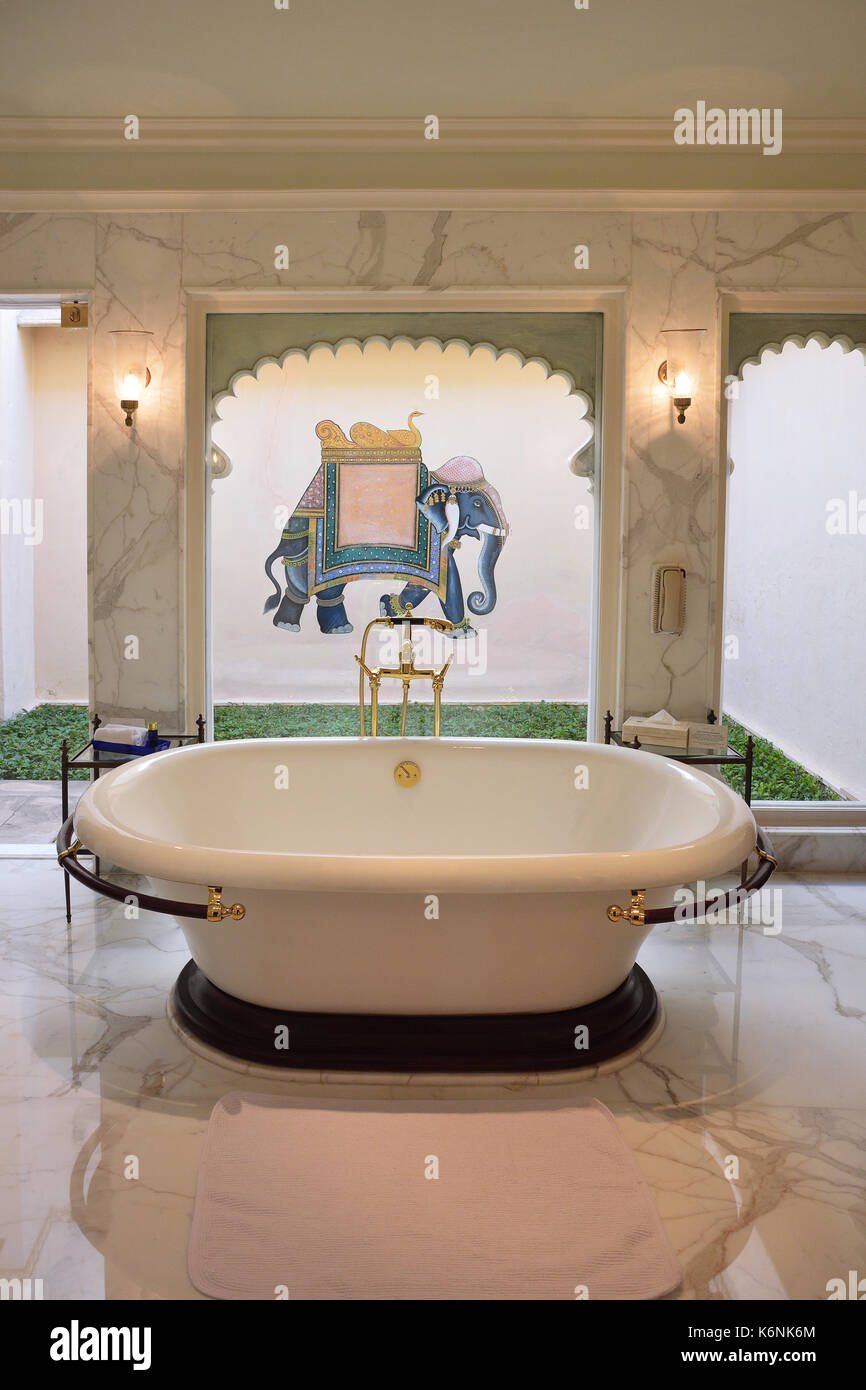 Udaipur, India - 21 gennaio 2017: bagno al oberoi udaivilas hotel suite. Situato sulla riva del lago Pichola hotel dispone di oltre cinquanta acri, w Foto Stock
