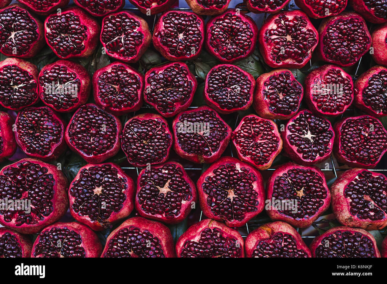 Melograni freschi per il mercato dei succhi in Turchia, sullo sfondo di frutta Foto Stock