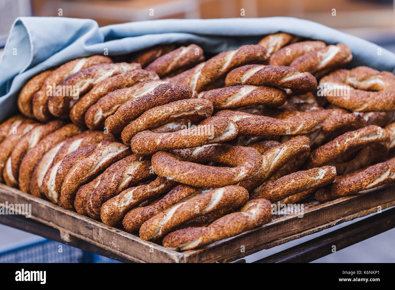 Bagno turco bagel simit close up. pasticcini freschi per la vendita sulle strade Foto Stock