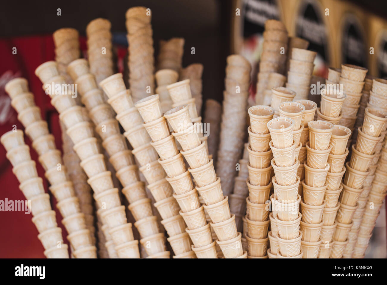 Pila di piccoli coni di cialda per gelato Foto Stock