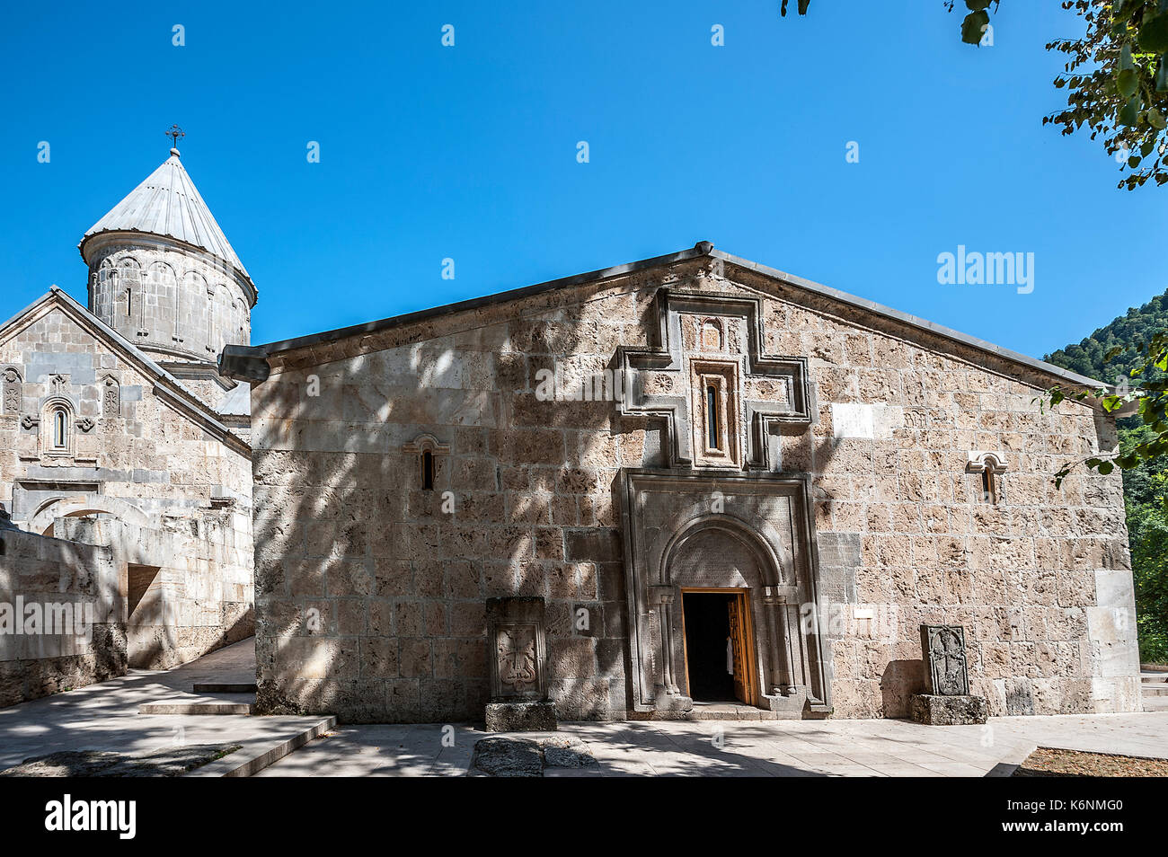 Armenia. La chiesa di st. astvatsatsin con il portico e il refettorio del monastero haghartsin. Foto Stock