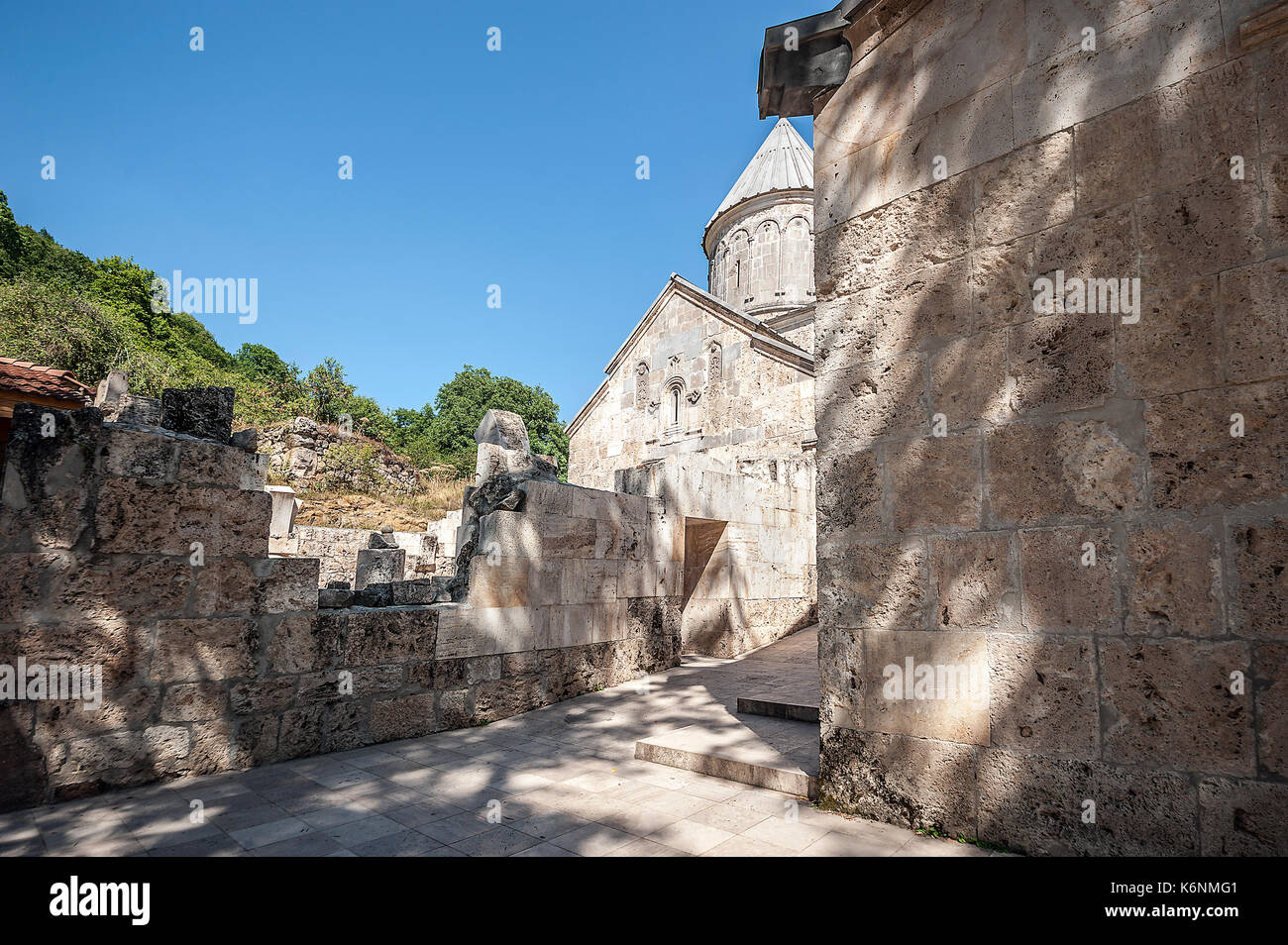 Armenia. La chiesa di st. astvatsatsin con il portico e il refettorio del monastero haghartsin. Foto Stock