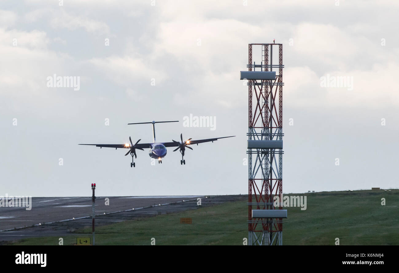 Un aereo atterra all'aeroporto di Leeds Bradford come tempesta aileen porta ululati raffiche e Pesanti rovesci per parti del Regno Unito. Foto Stock